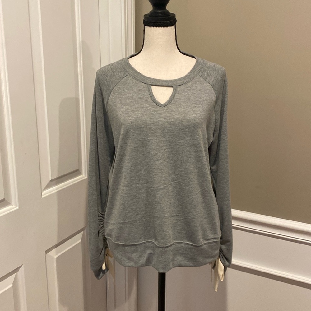 New never worn gray lightweight sweatshirt top. Size small.